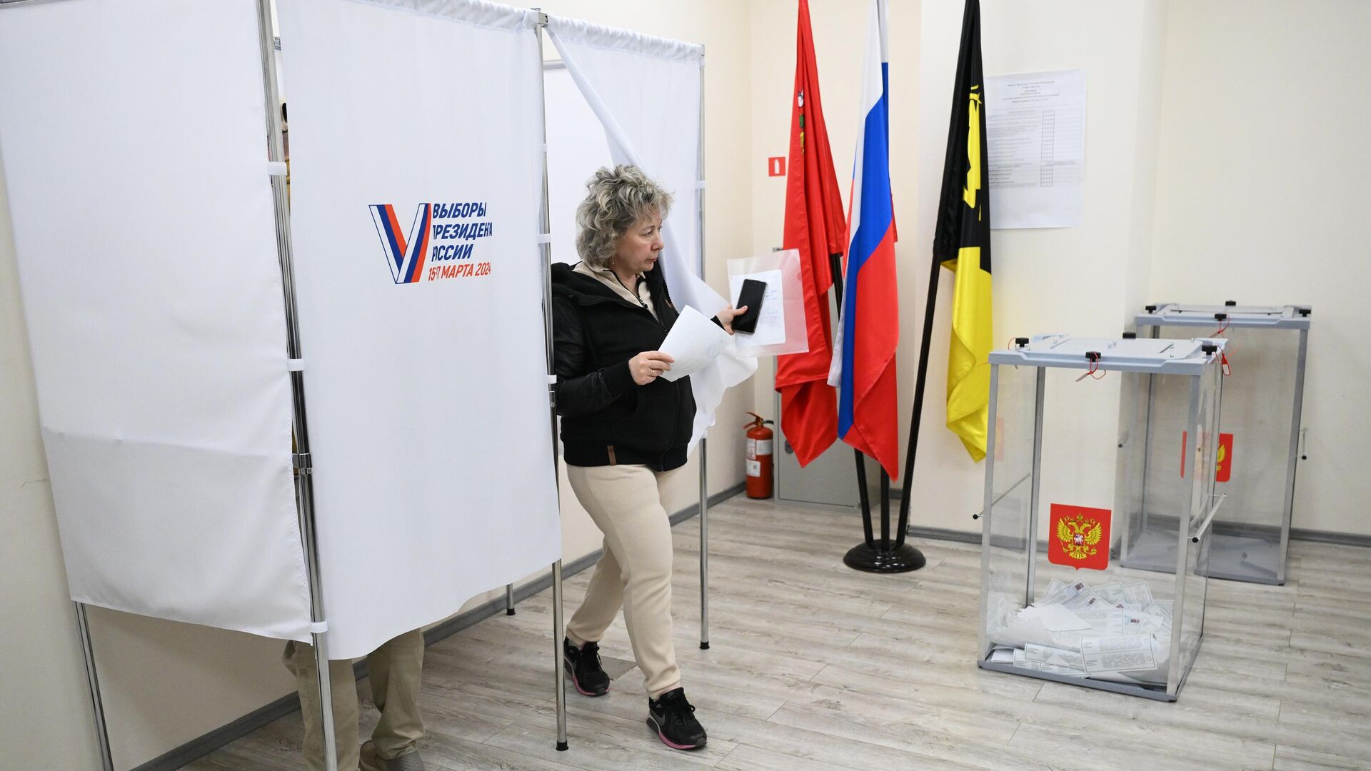Женщина голосует на выборах президента России - РИА Новости, 1920, 15.03.2024