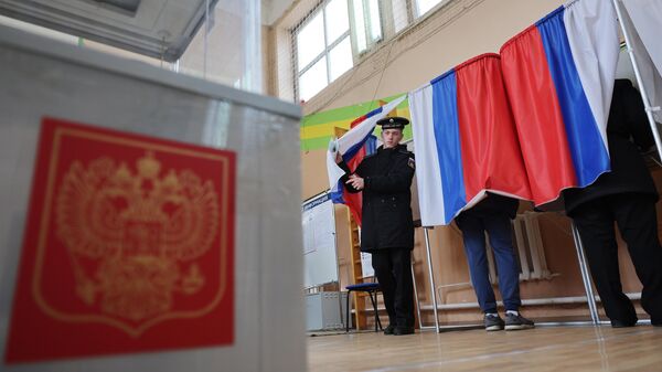 Военные моряки голосуют на выборах президента РФ на избирательном участке №46 в Балтийске