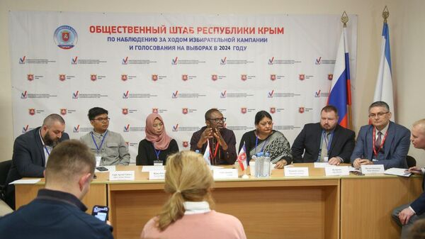 Делегация международных наблюдателей на пресс-конференции по итогам первого дня выборов президента РФ в Крыму