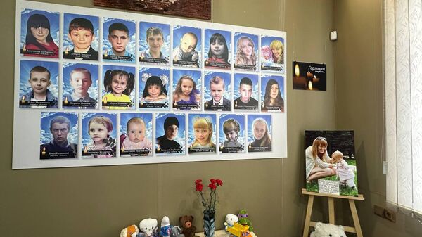 Экспозицию Помолчим… открыли в Кузбассе в память о детях Горловки
