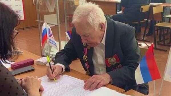 101-летний ветеран Михаил Пеймер голосует на выборах президента России