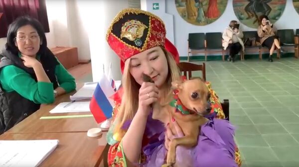 Жительница Калмыкии пришла на избирательный участок в национальном костюме с собакой Ханной