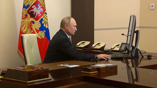 Путин голосует на выборах президента России в режиме онлайн