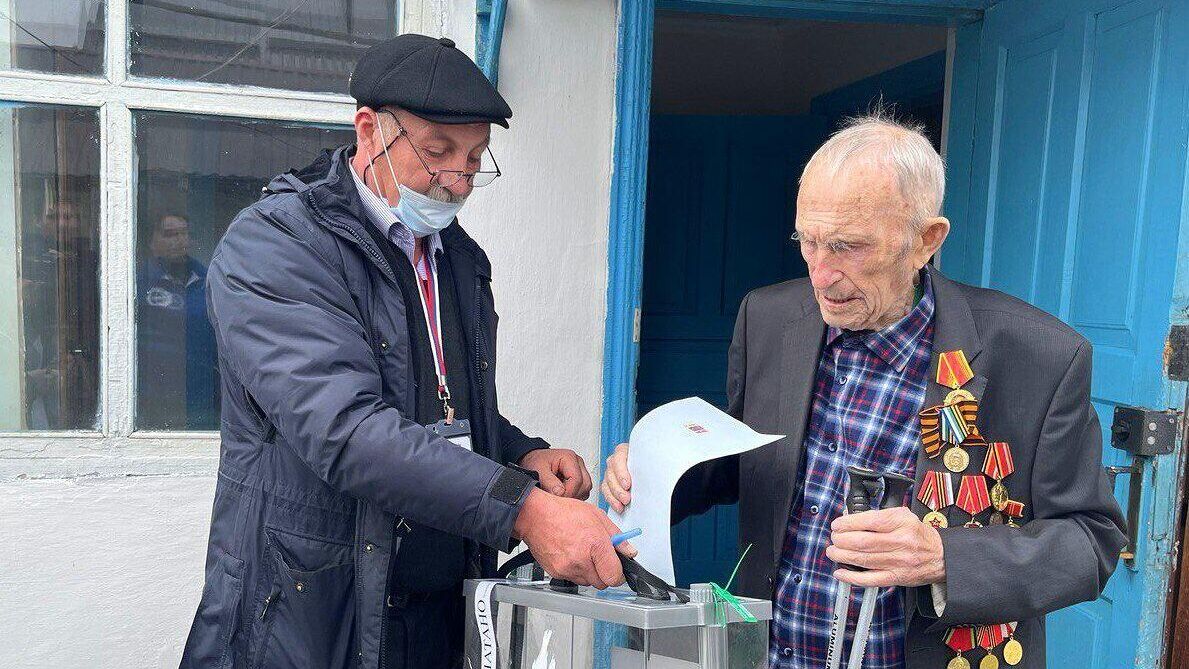 Ветеран Великой Отечественной войны Иван Руднев, которому 105 лет, принял участие в выборах президента России - РИА Новости, 1920, 15.03.2024