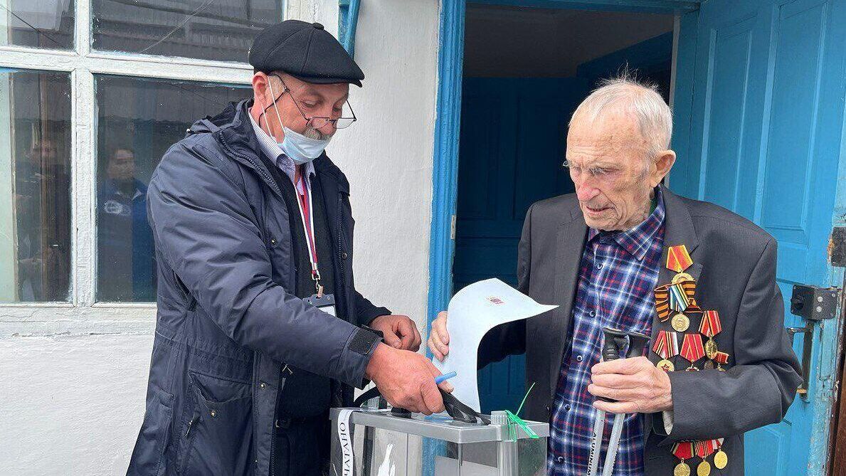 Ветеран Великой Отечественной войны Иван Руднев, которому 105 лет, принял участие в выборах президента России - РИА Новости, 1920, 15.03.2024