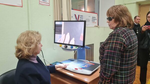 Уполномоченный по правам человека в РФ Татьяна Москалькова посетила в Санкт-Петербурге участок для голосования слабовидящих и незрячих избирателей