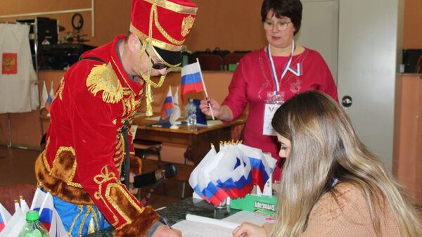 Житель Ленинградской области пришел голосовать на избирательный участок в гусарском костюм