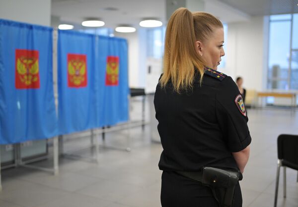 Сотрудница полиции на одном из избирательных участков в Новосибирске