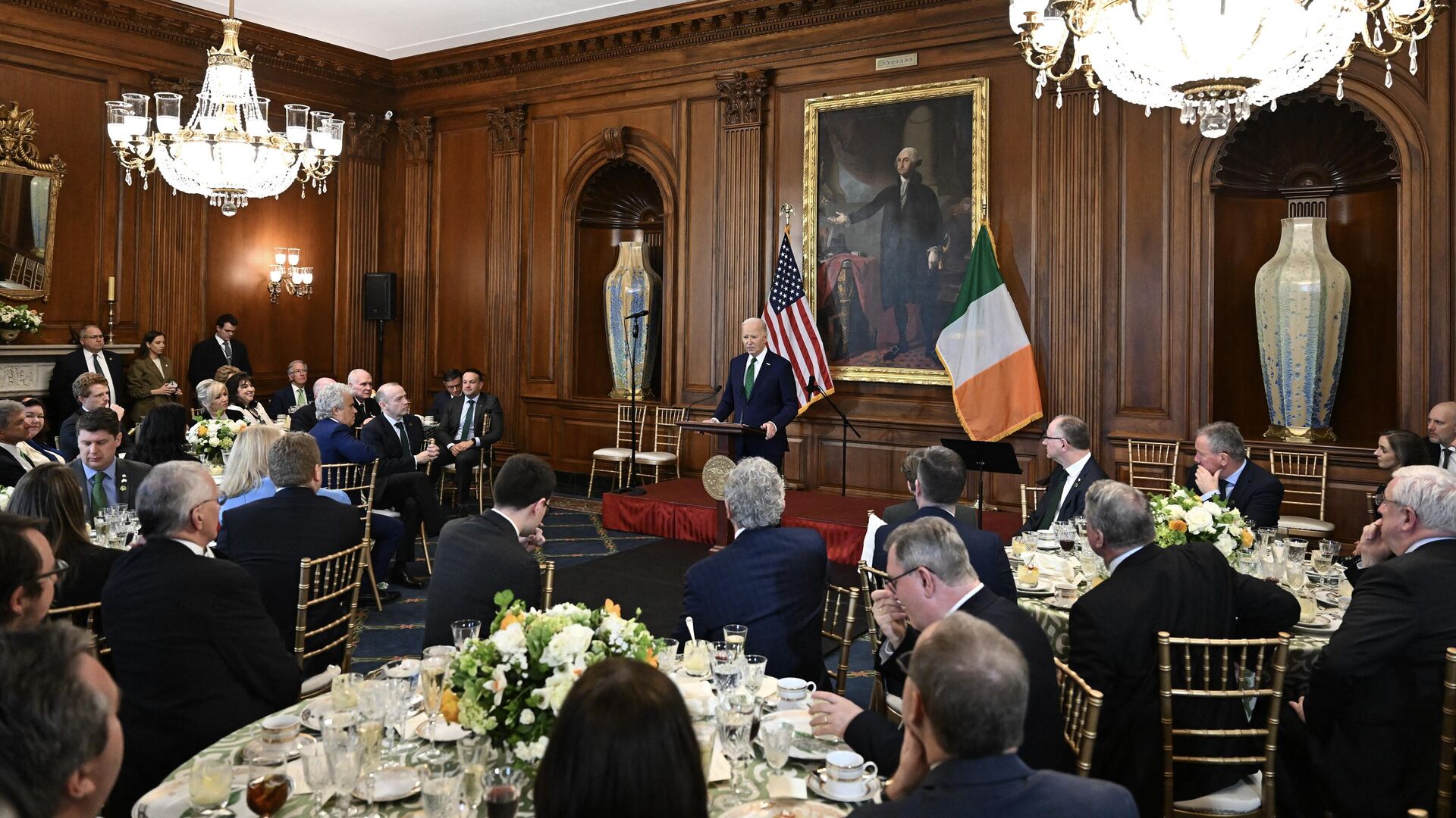Президент США Джо Байден на праздничном обеде в честь Ирландии - РИА Новости, 1920, 15.03.2024