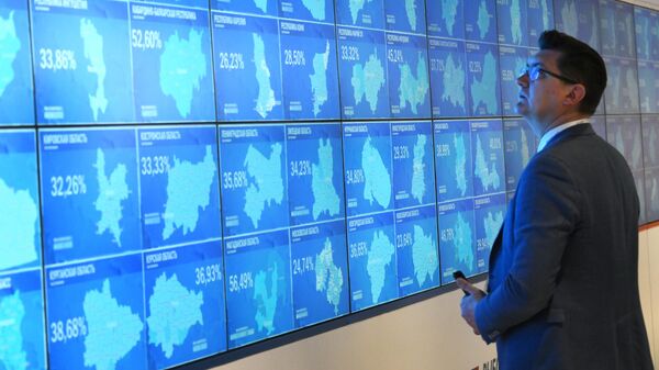 Экраны в Информационном центре ЦИК РФ с информацией о ходе голосования на выборах президента РФ