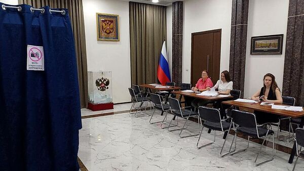 Избирательный участок для голосовании на выборах президента России в здании генерального консульства РФ в Пхукете