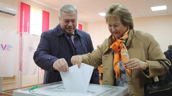 Губернатор Ростовской области Василий Голубев проголосовал на выборах президента России вместе со своей супругой