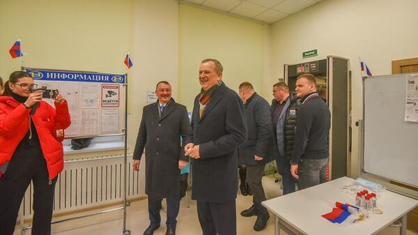 Губернатор Ленинградской области Александр Дрозденко на избирательном участке