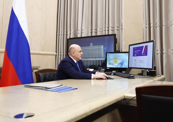 Председатель правительства РФ Михаил Мишустин во время электронного голосования на выборах президента РФ