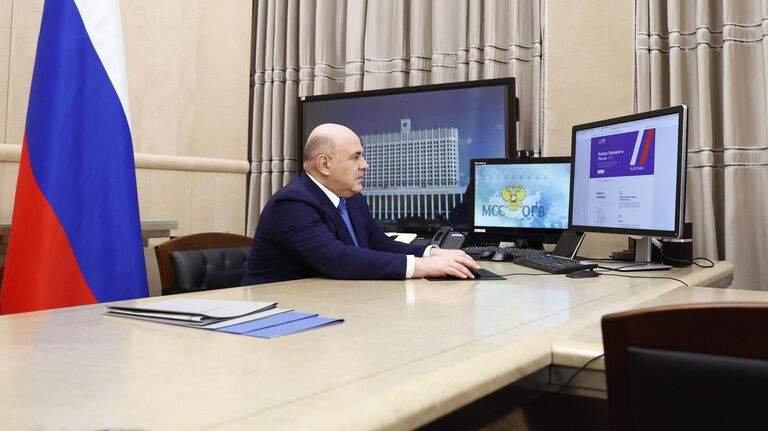 Председатель правительства РФ Михаил Мишустин во время электронного голосования на выборах президента РФ