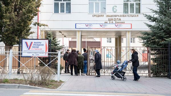 Люди у избирательного участка №8357  во время выборов президента России в Цхинвале