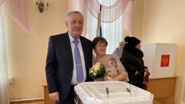 Оренбуржцы Александр и Елена Пройдаковы голосуют на выборах президента России