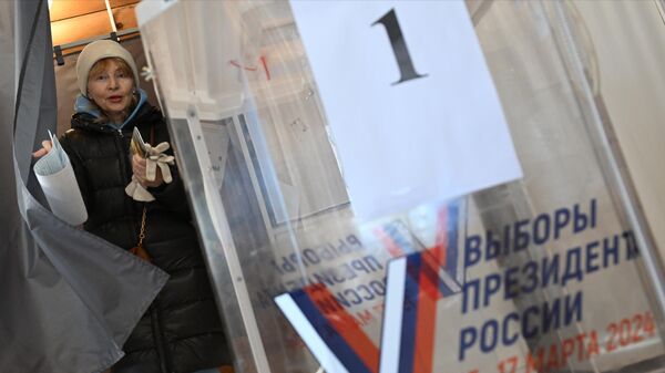 Женщина голосует на выборах президента России