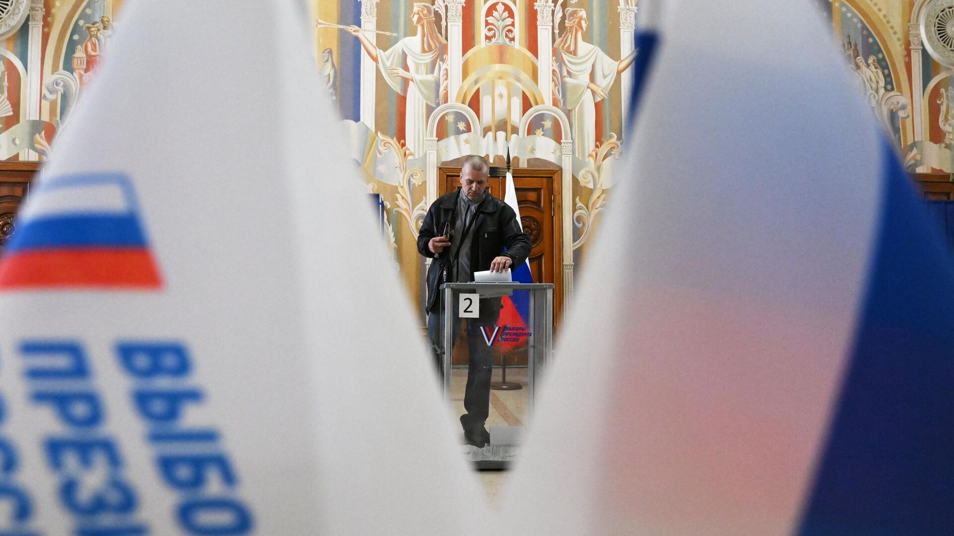 Мужчина голосует на выборах президента России на избирательном участке в Луганске - РИА Новости, 1920, 17.03.2024