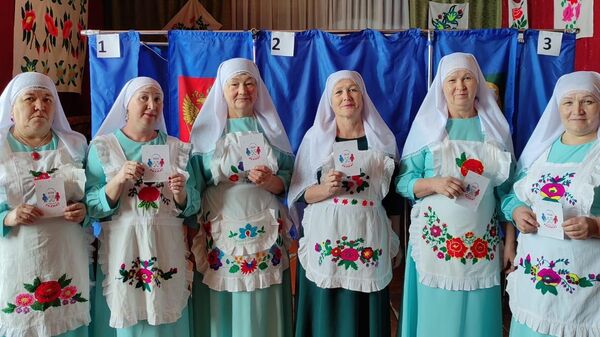 Жители Башкирии на выборах президента России приходят в избирательные участки в национальных костюмах