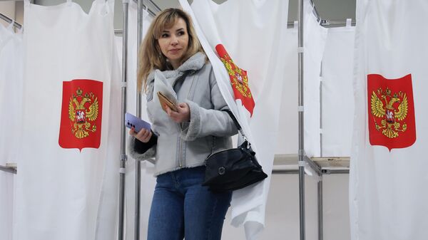 Девушка голосует на выборах президента России