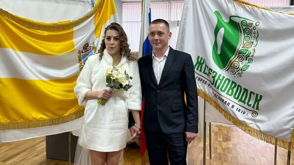 Молодая семья из Железноводска Ставропольского края приняла участие в голосовании на президентских выборах прямо в день бракосочетания