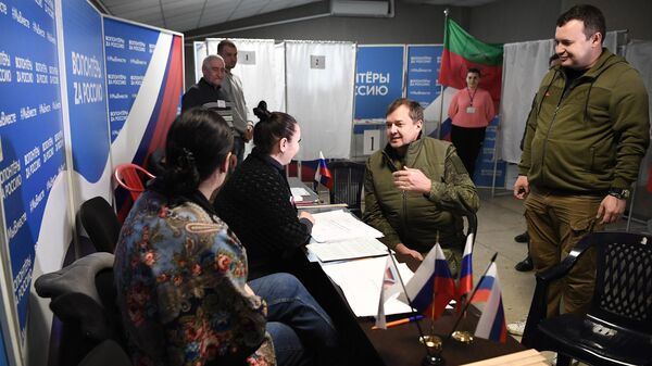 Губернатор Запорожской области Евгений Балицкий на избирательном участке в Бердянске Запорожской области