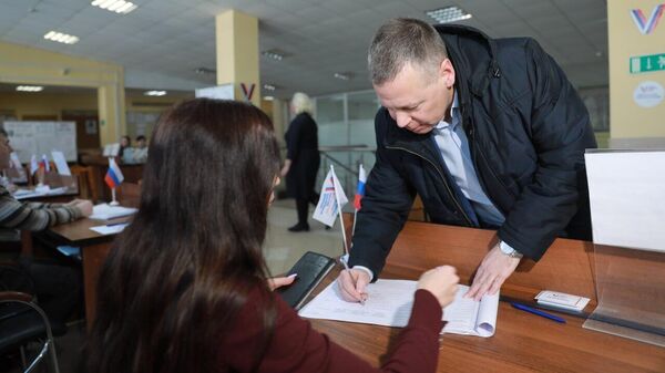 Губернатор Ярославской области Михаил Евраев голосует на выборах президента России