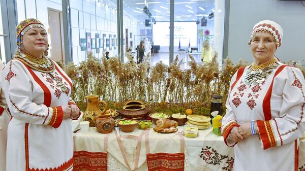 Блюда кухонь народов России представили на избирательном участке в Казани