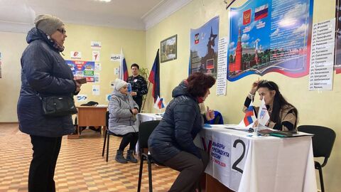 Избиратели на участке в Горловке