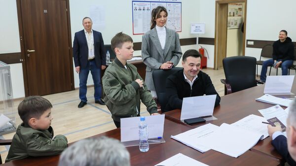 Губернатор Московской области Андрей Воробьев вместе с семьей очно проголосовал на выборах президента РФ