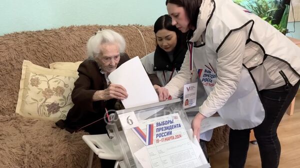 Ветеран Великой Отечественной войны Елена Рождественская приняла участие в выборах президента РФ в Луганске