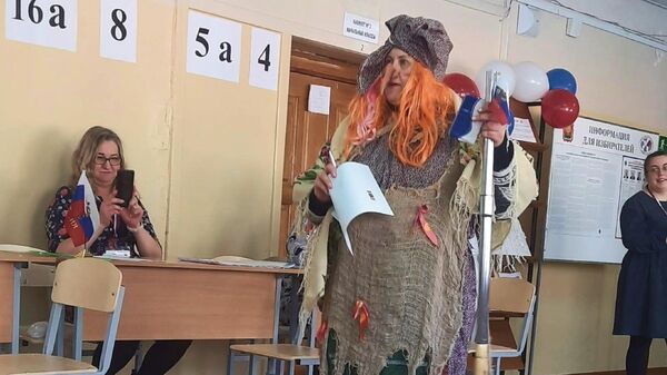 Женщина в костюме Бабы-яги на избирательном участке в Липецкой области