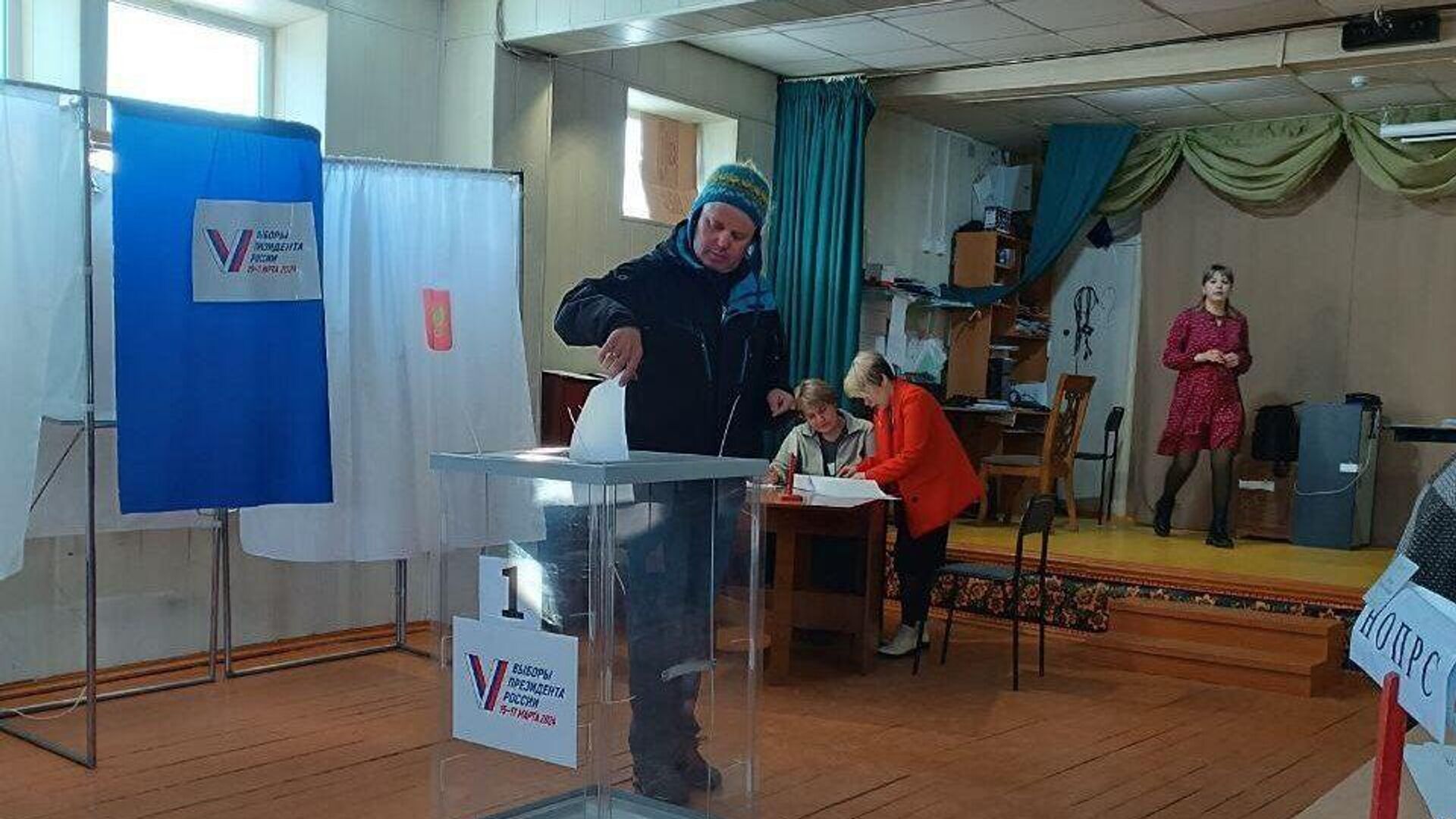 Турист из Москвы во время голосования в Горячинске. 17 марта 2024 - РИА Новости, 1920, 17.03.2024