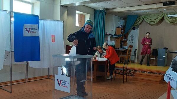 Турист из Москвы во время голосования в Горячинске. 17 марта 2024