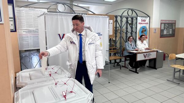 Председатель Избирательной комиссии Московской области Илья Березкин во время голосования на участке в подмосковном Красногорске