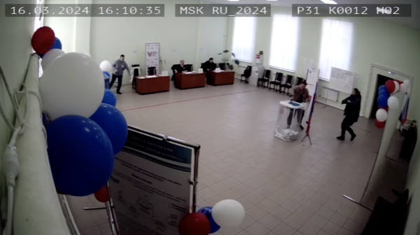 Жительница Алексеевского округа Белгородской области залила стационарный ящик для голосования зеленкой. 16 марта 2024