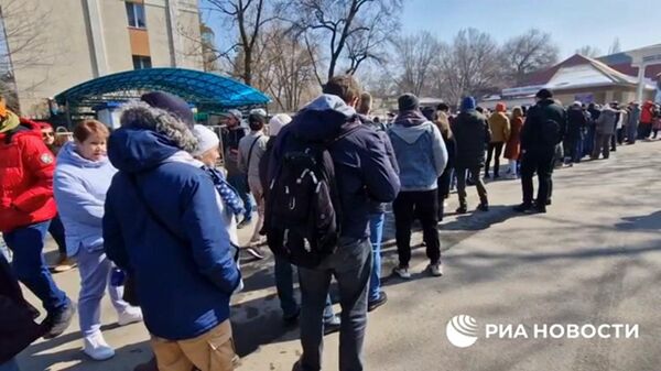 Очереди к избирательным участкам в генконсульстве РФ в Алма-Ате