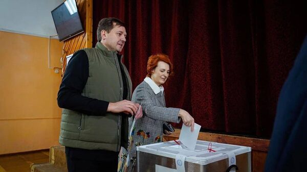 Глава Запорожской области Евгений Балицкий вместе с женой проголосовал на выборах президента России