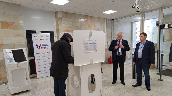 Председатель ЦИК Беларуси Игорь Карпенко наблюдает за ходом голосования на выборах президента РФ. 16 марта 2024