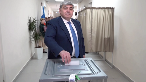 Глава Кабардино-Балкарии Казбек Коков во время голосования на выборах президента России в Нальчике