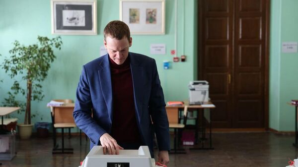 Губернатор Рязанской области Павел Малков во время голосования на выборах президента РФ на участке в центре Рязани