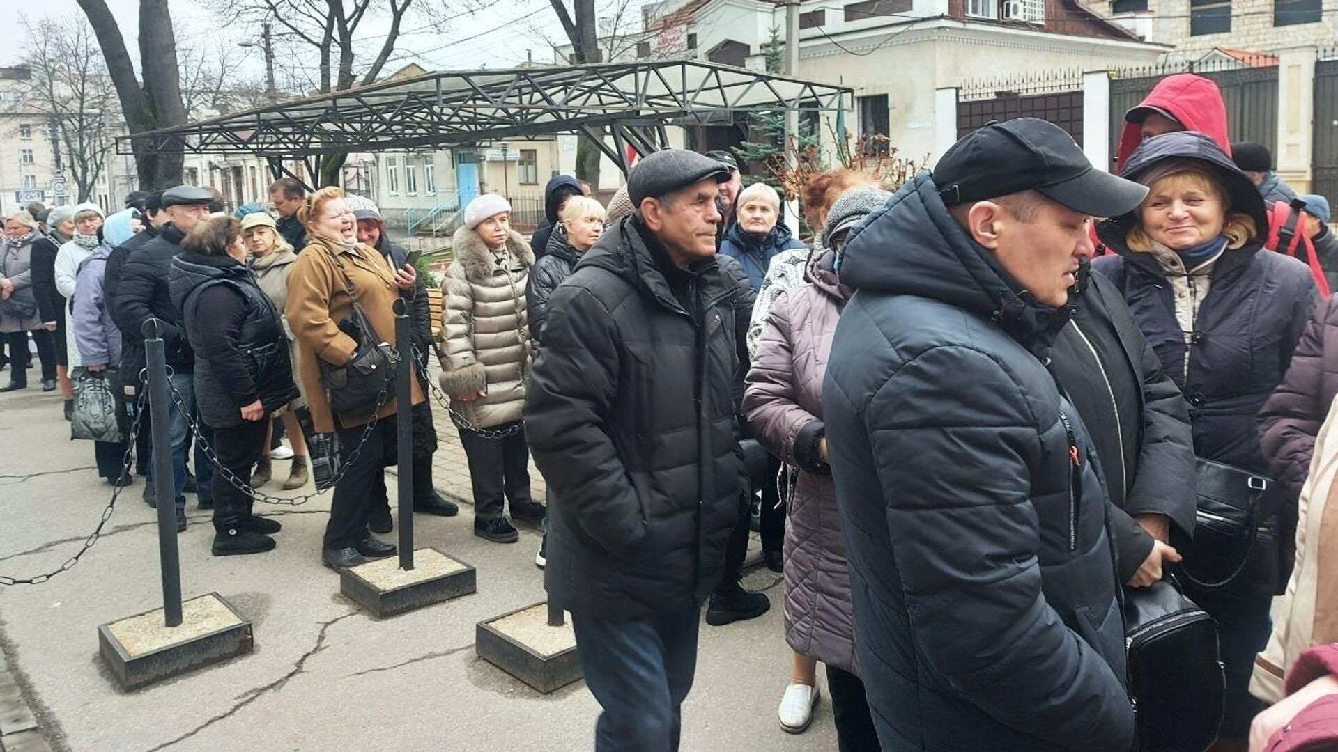 Люди стоят в очереди на избирательный участок для голосования на выборах президента России в Кишиневе - РИА Новости, 1920, 21.03.2024