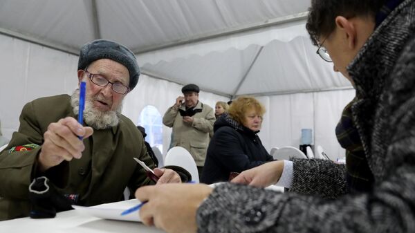 Мужчина голосует на выборах президента России на избирательном участке в посольстве России в Бишкеке