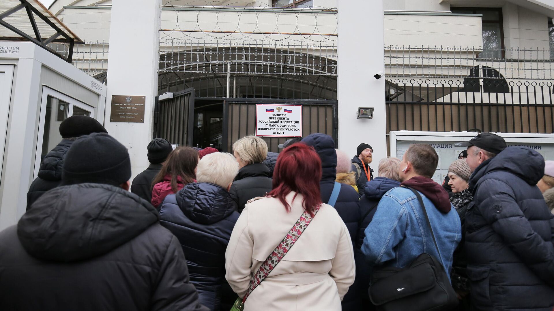 Люди стоят в очереди на избирательный участок в посольстве РФ для голосования на выборах президента России в Кишиневе - РИА Новости, 1920, 17.03.2024