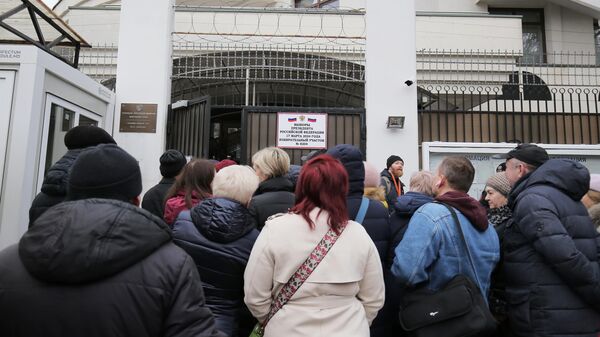 Люди стоят в очереди на избирательный участок в посольстве РФ для голосования на выборах президента России в Кишиневе