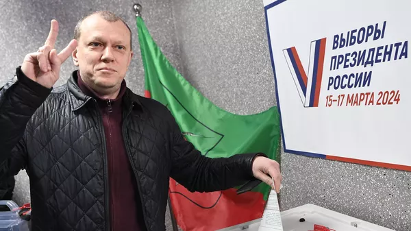 Председатель правительства Запорожской области Антон Кольцов голосует на выборах президента России на избирательном участке в Мелитополе Запорожской области Председатель правительства Запорожской области Антон Кольцов голосует на выборах президента России на избирательном участке в Мелитополе Запорожской области
