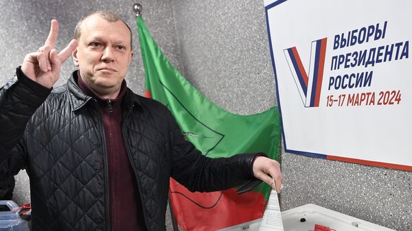 Председатель правительства Запорожской области Антон Кольцов голосует на выборах президента России на избирательном участке в Мелитополе Запорожской области