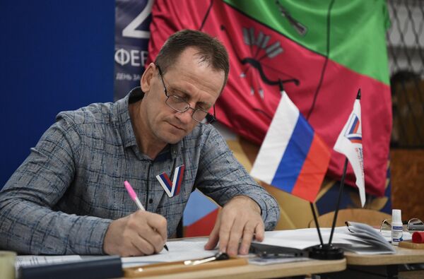 Сотрудник избирательного участка в Константиновке на выборах президента России