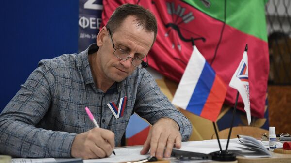 Сотрудник избирательного участка в Константиновке на выборах президента России